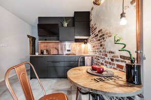 Wasserkocher mit Kaffee-/Teezubehör, Kühlschrank, Herdplatte