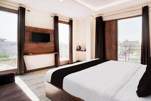 Muebles diferentes, escritorio y espacio para trabajar con laptop 