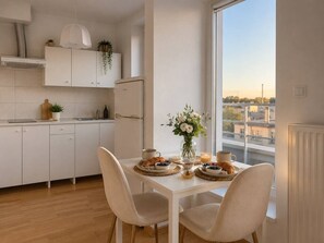 Kühlschrank, Herdplatte, Wasserkocher mit Kaffee-/Teezubehör