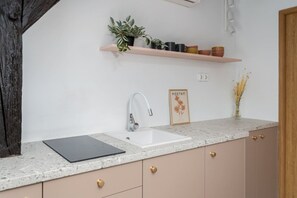 Coffee/tea maker, fridge, stovetop, dishwasher - Secret Studio at Main Square D1 (Kraków)