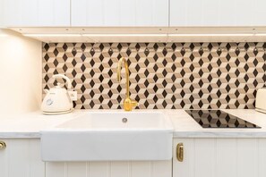 Coffee/tea maker, fridge, stovetop, dishwasher - Heiritage Suite • 1BR • Lift & A/C • Main Square (Kraków)
