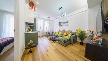 Departamento superior, balcón, vista a la ciudad | Área de sala de estar