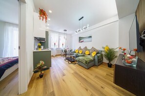 Departamento superior, balcón, vista a la ciudad | Área de sala de estar