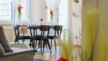 Apartamento premium, sacada, vista para a cidade | Opções para refeição