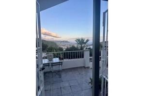 Property grounds - Bright apartment with ocean views and a pool (Almuñécar)