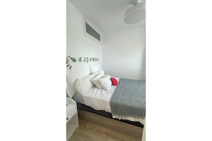 Internet, bed sheets - Bright apartment with ocean views and a pool (Almuñécar)