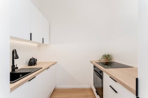 Wasserkocher mit Kaffee-/Teezubehör, Kühlschrank, Ofen, Herdplatte