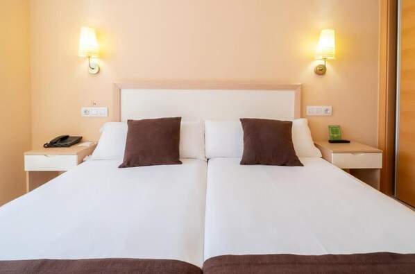 Twin Room, City View | In-room safe, soundproofing, free WiFi, wheelchair access - Nuvi Mercado (Alicante)