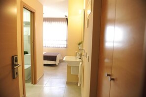 Single Room, Courtyard View | Bathroom - Nuvi Mercado (Alicante)