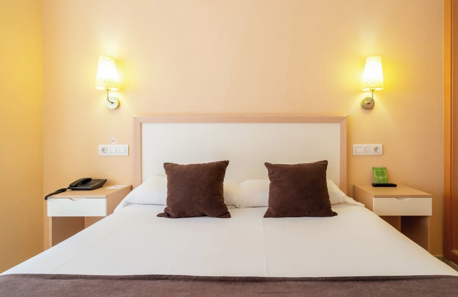 Standard-Doppelzimmer, Blick auf den Innenhof | Zimmersafe, schallisolierte Zimmer, kostenloses WLAN, Rollstuhlgeeignet