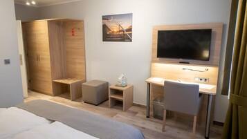 Desk, travel crib, free WiFi, bed sheets