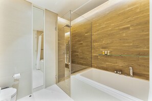 Secadora de cabello, toallas, papel de baño 