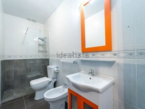 Douche, sèche-cheveux, bidet, serviettes fournies