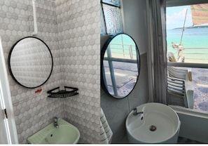 Family Room, Balcony, Ocean View | Bathroom | Shower, towels, soap, shampoo - Mags Inn Resort by Hiverooms (Medellin)
