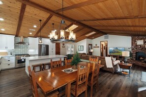Interior - Central Air Conditioning! HOT TUB! Firepit! Decks! Large Fenced Yard! (Big Bear Lake)