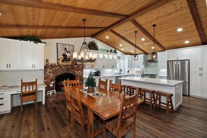Dining - Central Air Conditioning! HOT TUB! Firepit! Decks! Large Fenced Yard! (Big Bear Lake)