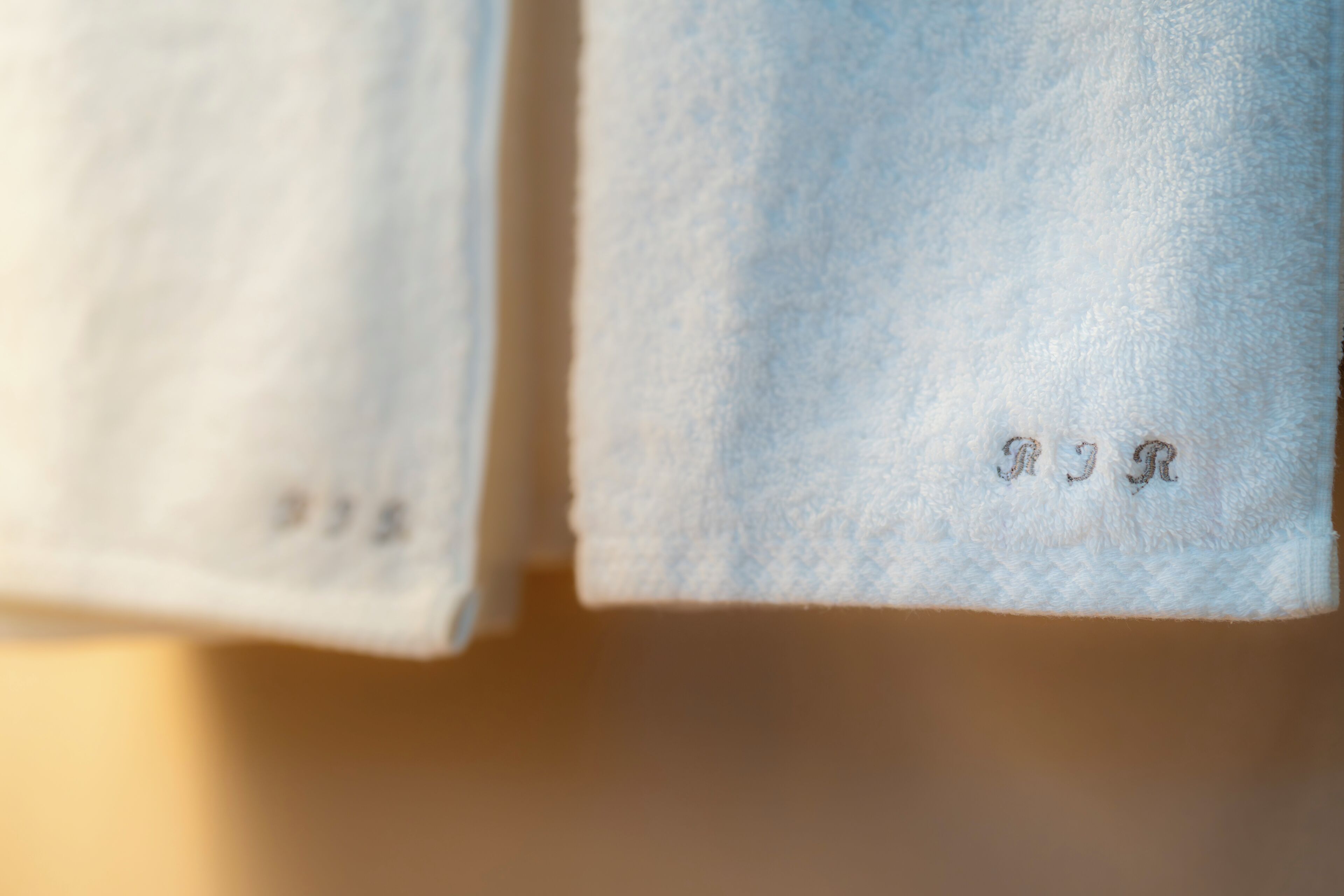 Primer plano de una superficie blanca texturizada con texto en relieve.