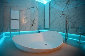 Deluxe-Doppelzimmer | Badezimmer | Haartrockner, Hausschuhe, Handtücher, Seife