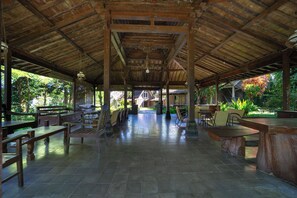 Outdoor dining - Tempuran Hills Family Homestay By ARBA (Sleman)