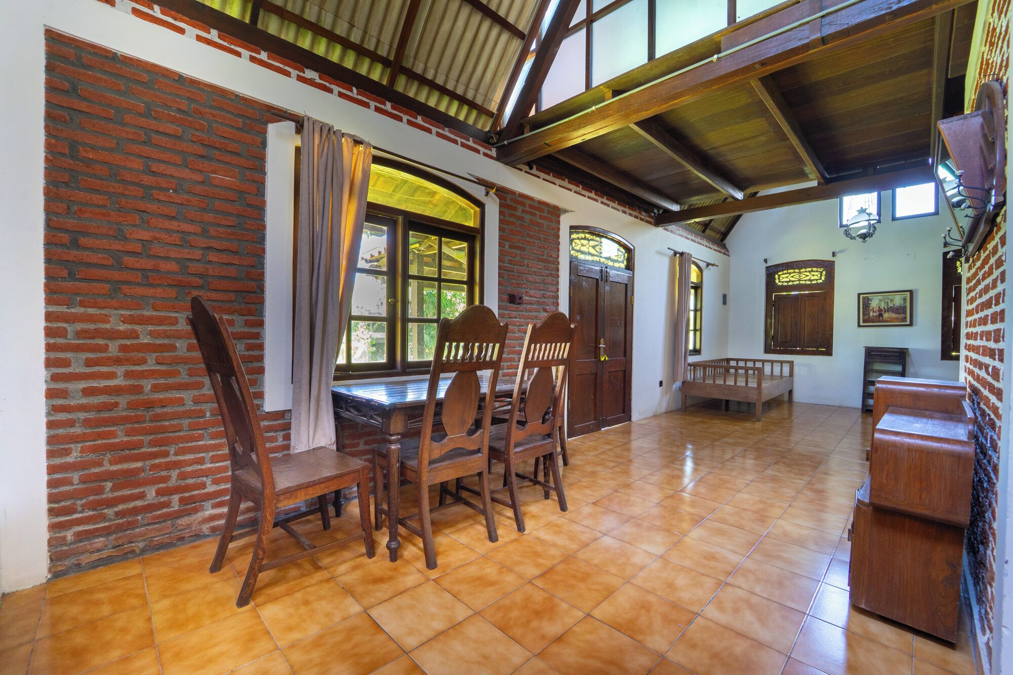 Standard Villa | Desk