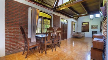 Standard Villa | Desk