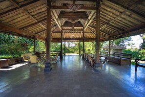 Outdoor dining - Tempuran Hills Family Homestay By ARBA (Sleman)