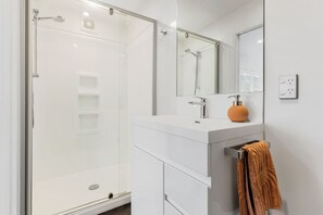 Dusche, Haartrockner, Handtücher, Seife