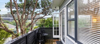 Light filled private guesthouse in Ngaio