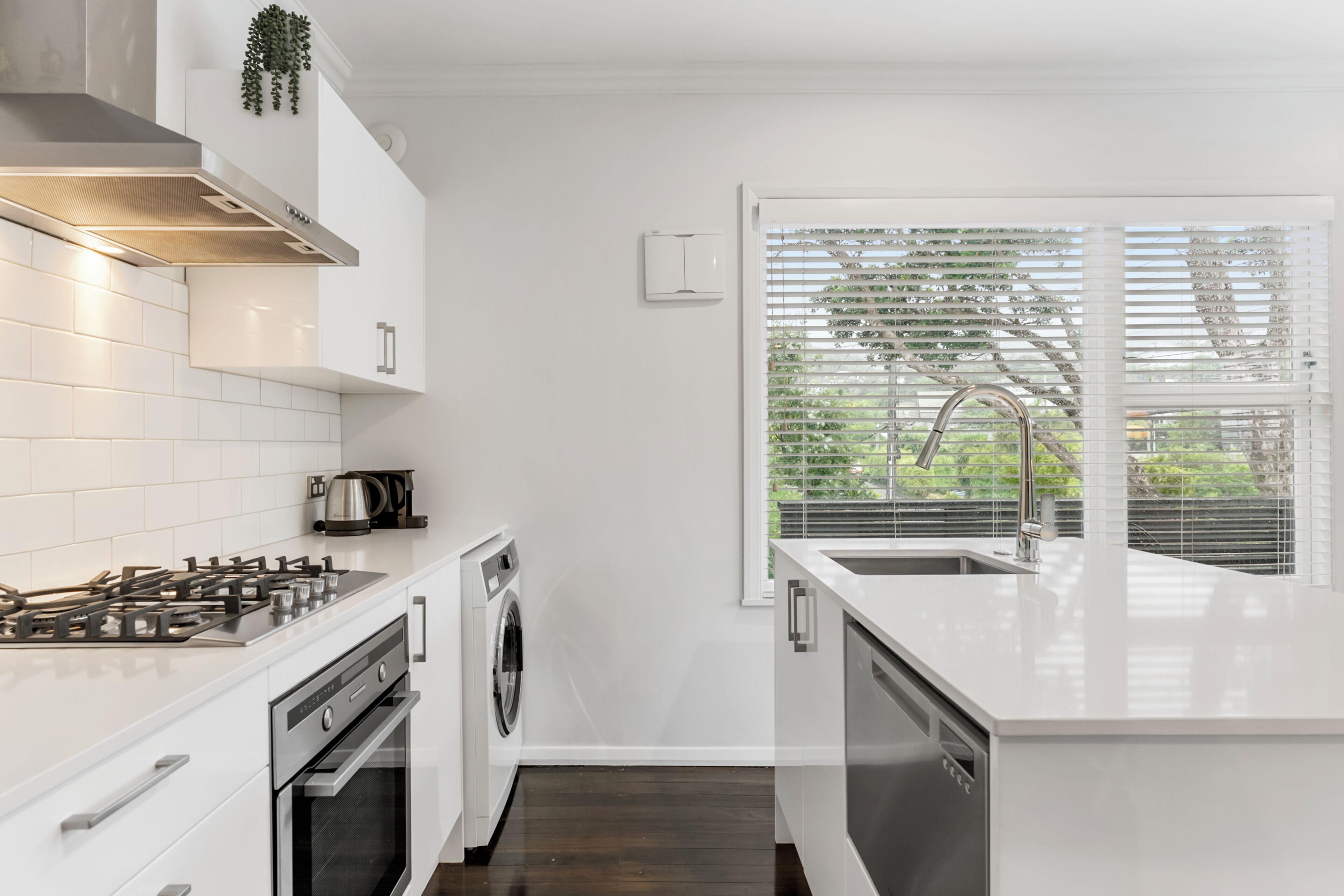 Coffee/tea maker, fridge, oven, stovetop