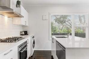 Coffee/tea maker, fridge, oven, stovetop