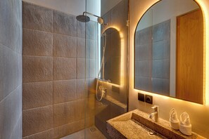Villa, 3 Bedrooms, Non Smoking, Private Pool | Bathroom | Shower, hair dryer, towels, soap - Villa Damara - Ubud (Ubud)