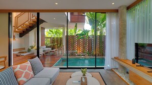 Una sala de estar moderna con piscina, un sofá, un televisor y una escalera.