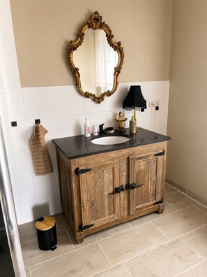 Shower, towels, soap, toilet paper - Vrbo Property (Torgelow)