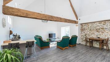 Deluxe Apartment, Patio, Garden View | Living area