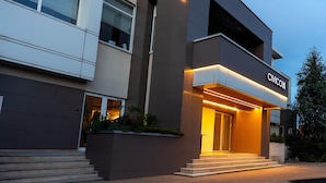 Un bâtiment moderne doté d’une entrée imposante, d’un escalier menant à la porte et d’une enseigne sur laquelle on peut lire « CIVICO ».