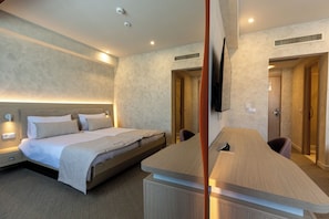Chambre classique avec lits jumeaux, vue sur la ville | Accès au Wi-Fi (inclus)