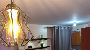 Ein gemütlicher, kompakter Wohnbereich mit Küchenzeile, Esstisch und einer Couch.
