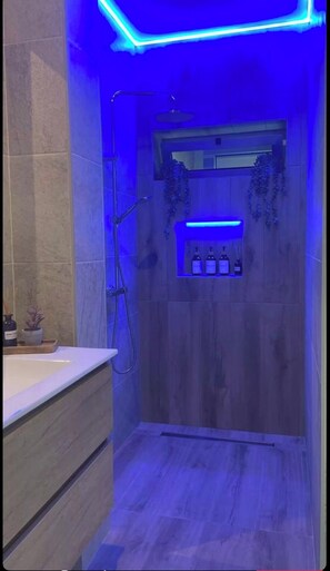 Hair dryer, towels, soap, toilet paper - Explore Nairobi with Ease | Gym, JKIA, Malls & National Park Nearby (Nairobi)