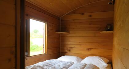 Chambre d’hôtes « Roulotte Pleine Nature » avec terrasse privée, jardin et balcon