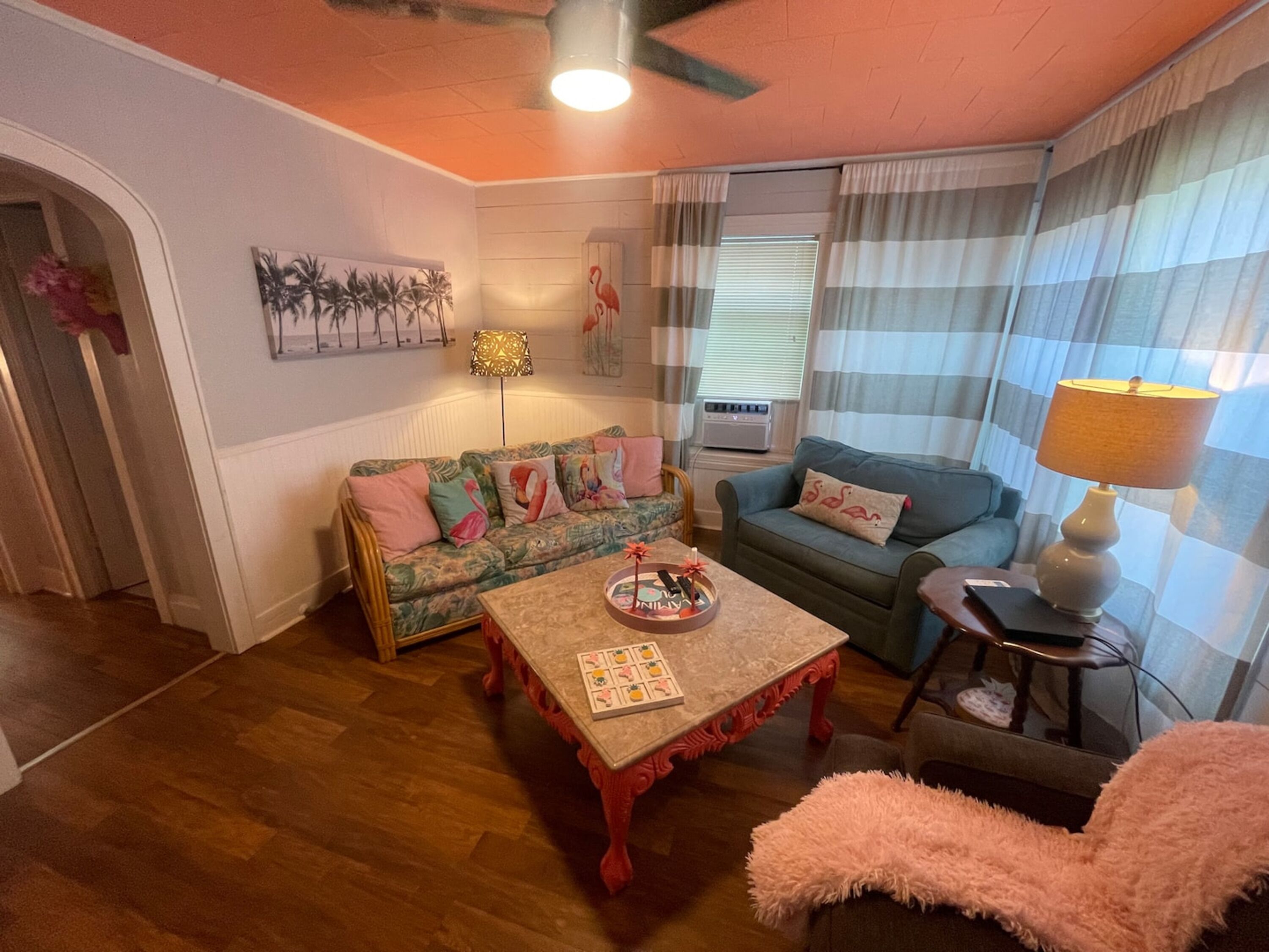 Condo exclusivo, 1 cama King | Sala de estar | TV 55 polegadas com canais digitais