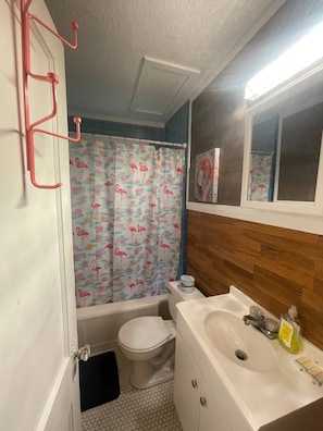 Condo exclusivo, 1 cama King | Banheiro | Toalhas de banho, sabonete, shampoo, papel higiênico