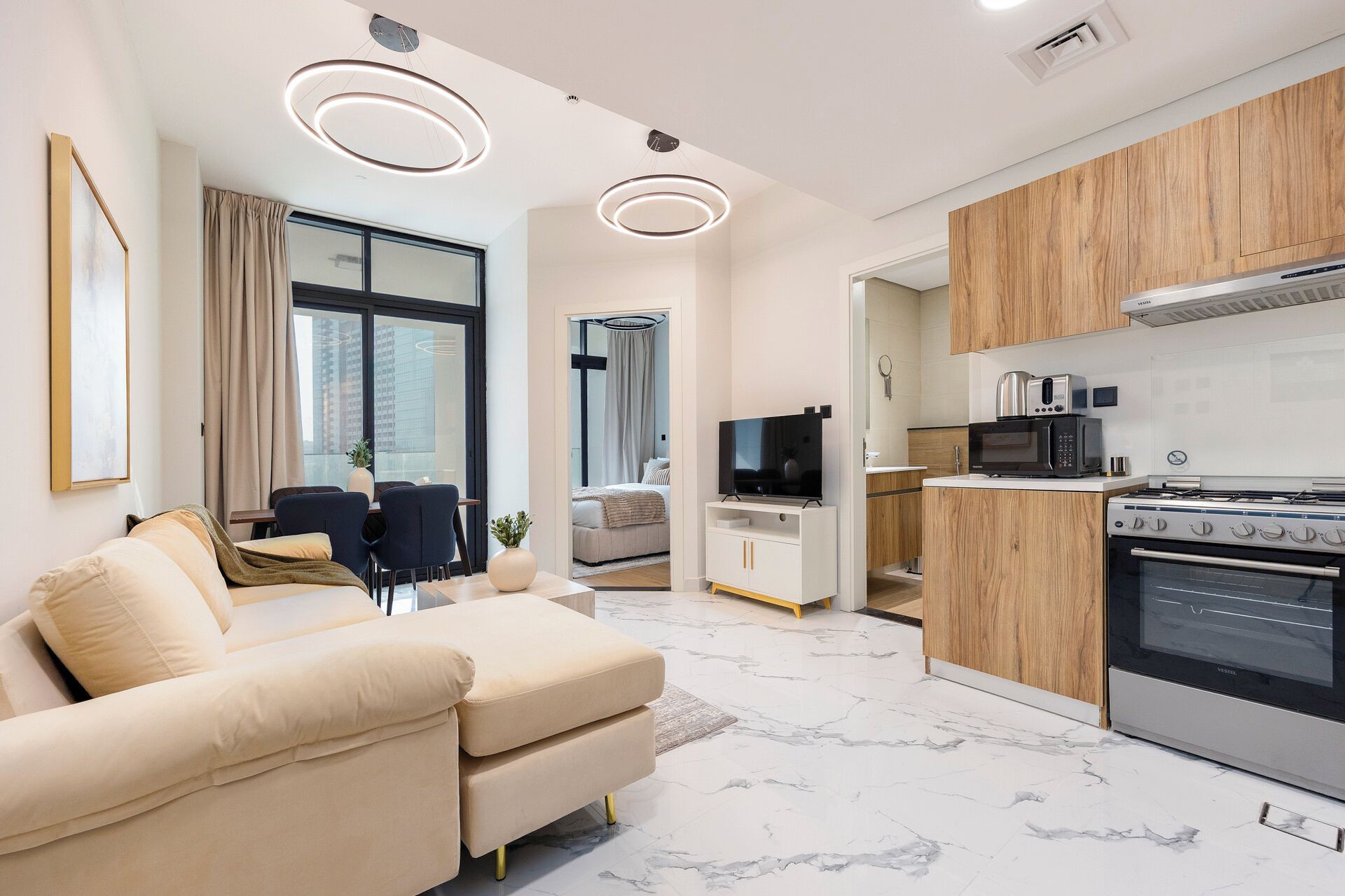 Apartamento moderno com sala de estar, cozinha e área de jantar.