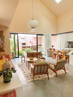 Ferienhaus, 3 Schlafzimmer, Raucher, Balkon | Wohnbereich | Bücher