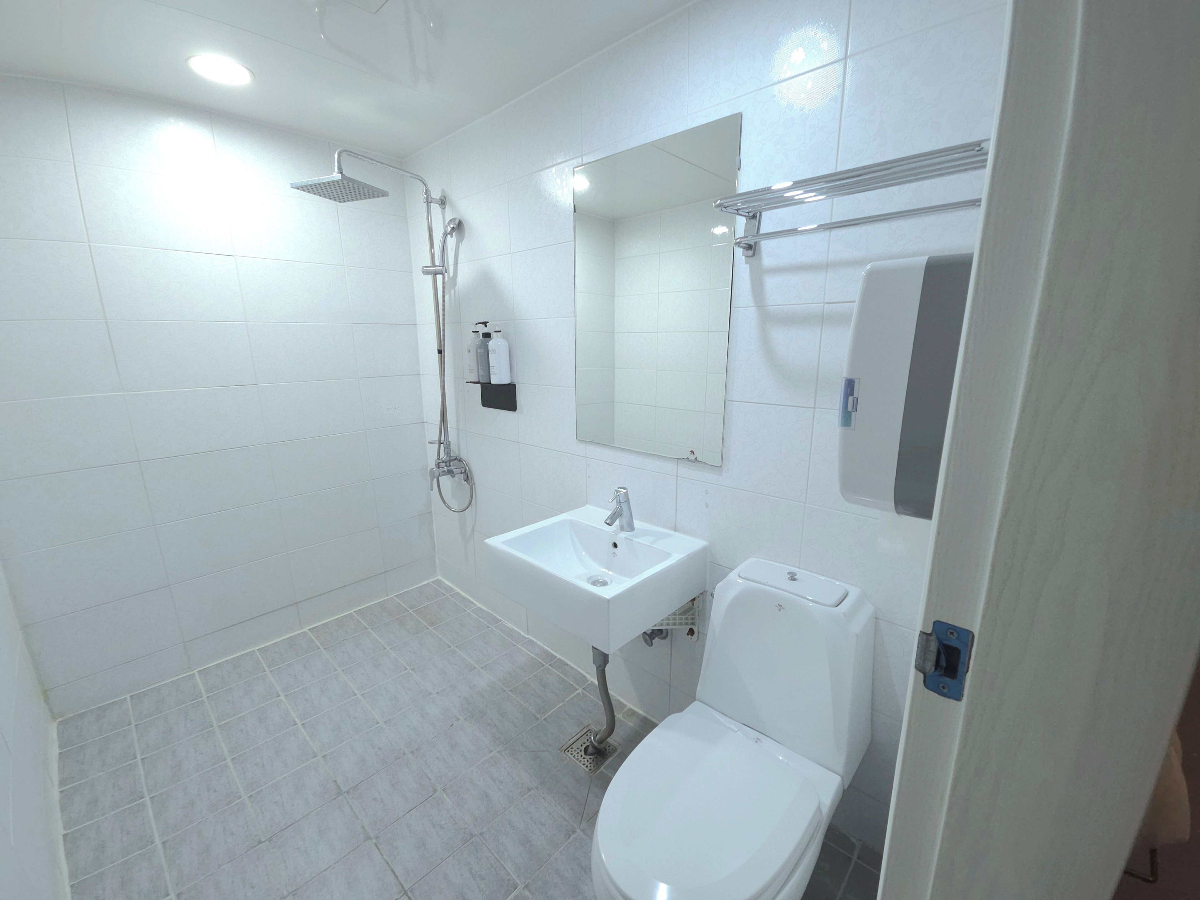 Eenvoudige tweepersoonskamer | Badkamer | Gratis toiletartikelen, een haardroger, handdoeken, zeep