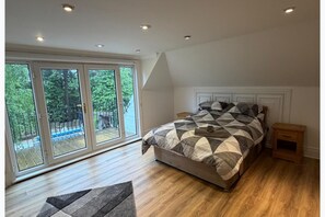 5 bedrooms, iron/ironing board, free WiFi, bed sheets
