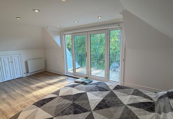 5 bedrooms, iron/ironing board, free WiFi, bed sheets
