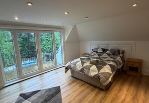 5 bedrooms, iron/ironing board, free WiFi, bed sheets