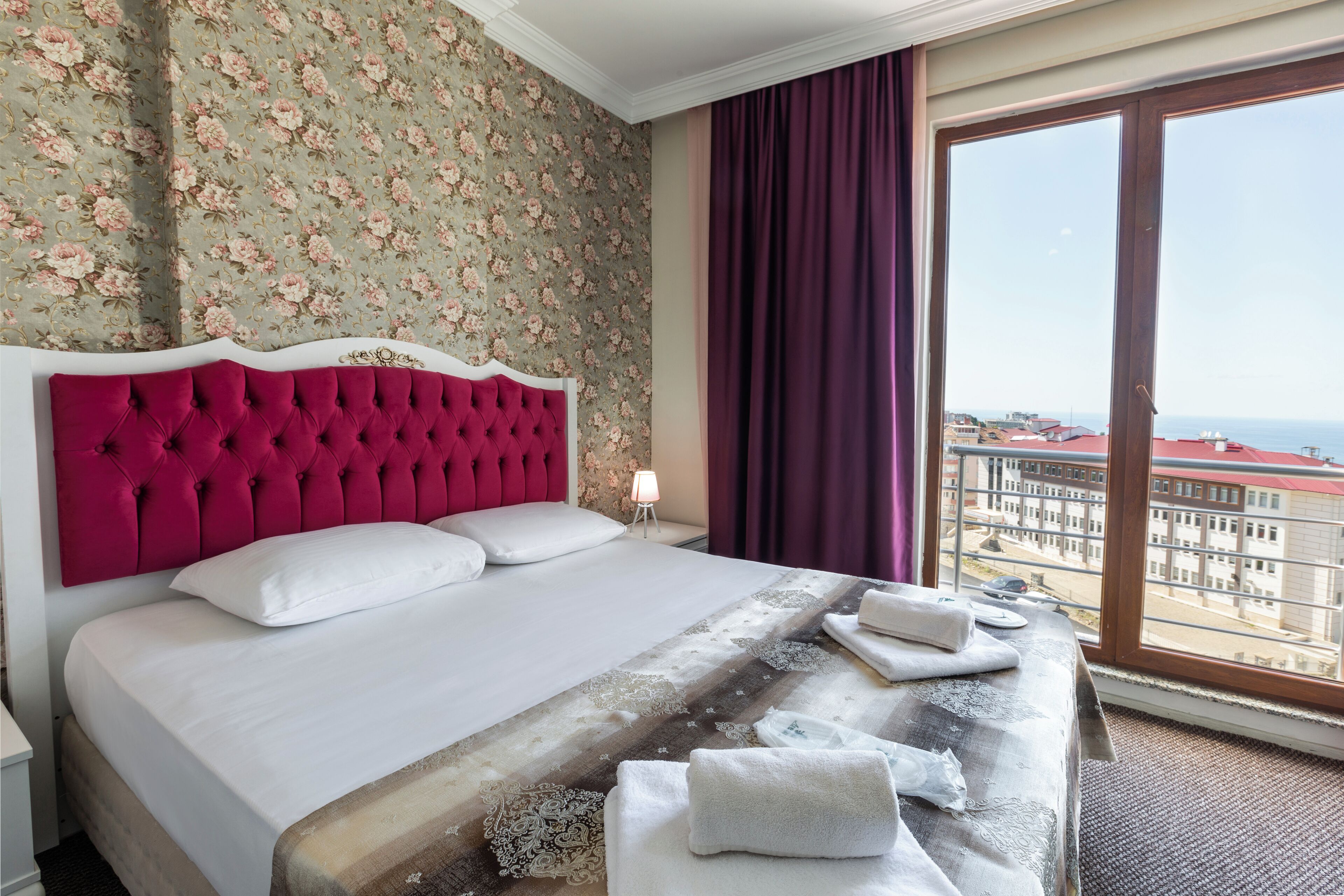 Deluxe-Apartment, Balkon, Meerblick | Schreibtisch, Bügeleisen/Bügelbrett, kostenloses WLAN