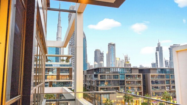 Un bâtiment moderne à plusieurs étages, doté de grandes fenêtres et offrant une vue sur le paysage urbain.