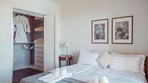 A hotel room with a bed, a wardrobe, and two framed pictures on the wall. - Scarpa Villas (Piemonte)